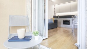 A modern apartment with a balcony, a dining area, and a kitchen. - Easylife - Modern studio in the heart of Navigli (Milano)