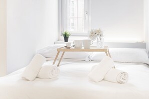 Een strijkplank/strijkijzer, wifi, beddengoed