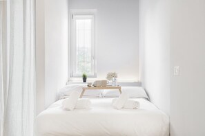 Tabla de planchar con plancha, wifi y ropa de cama