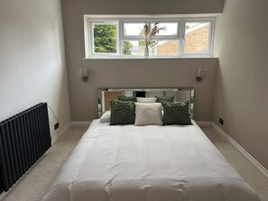 Iron/ironing board, WiFi, bed sheets - Modern and Cosy Retreat in Abingdon -Quite location  (Abingdon)