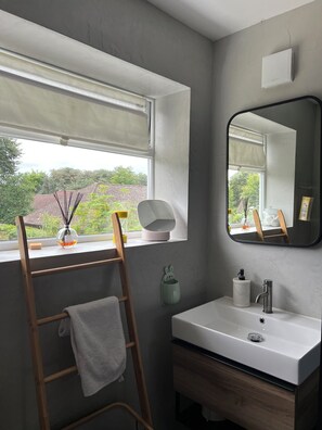 Hair dryer, towels, soap, toilet paper - Modern and Cosy Retreat in Abingdon -Quite location  (Abingdon)