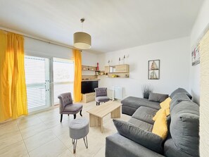 TV - Seaside Escape: 2nd Line Beach, Terrace, Parking, in Roses (Roses)