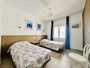 2 bedrooms - Seaside Escape: 2nd Line Beach, Terrace, Parking, in Roses (Roses)