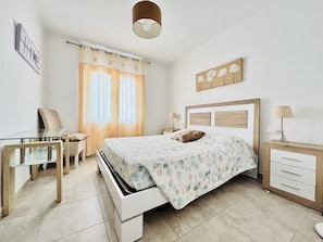 2 bedrooms - Seaside Escape: 2nd Line Beach, Terrace, Parking, in Roses (Roses)