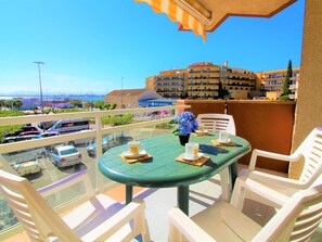 Outdoor dining - ROCMAR. Apartamento frente al puerto de Roses para 6 personas (Roses)