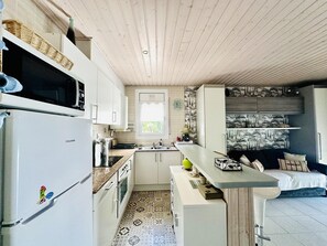 Fridge, microwave, oven, stovetop - CANT DELS OCELLS. Luminoso apartamento con vistas panorámicas al mar. (Roses)