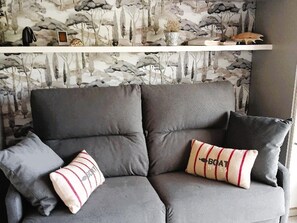 TV - Bright apartment with sea view, pets allowed (Roses)