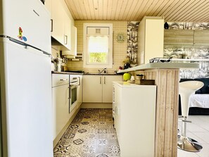 Fridge, microwave, oven, stovetop - Bright apartment with sea view, pets allowed (Roses)