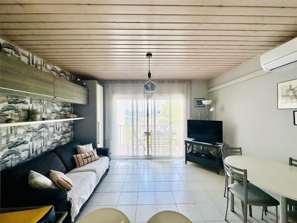 TV - CANT DELS OCELLS. Luminoso apartamento con vistas panorámicas al mar. (Roses)