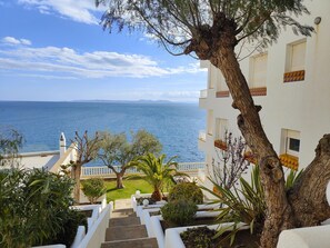 Un bâtiment situé sur la côte, doté d’un escalier menant à un balcon d’où l’on a vue sur la mer.
