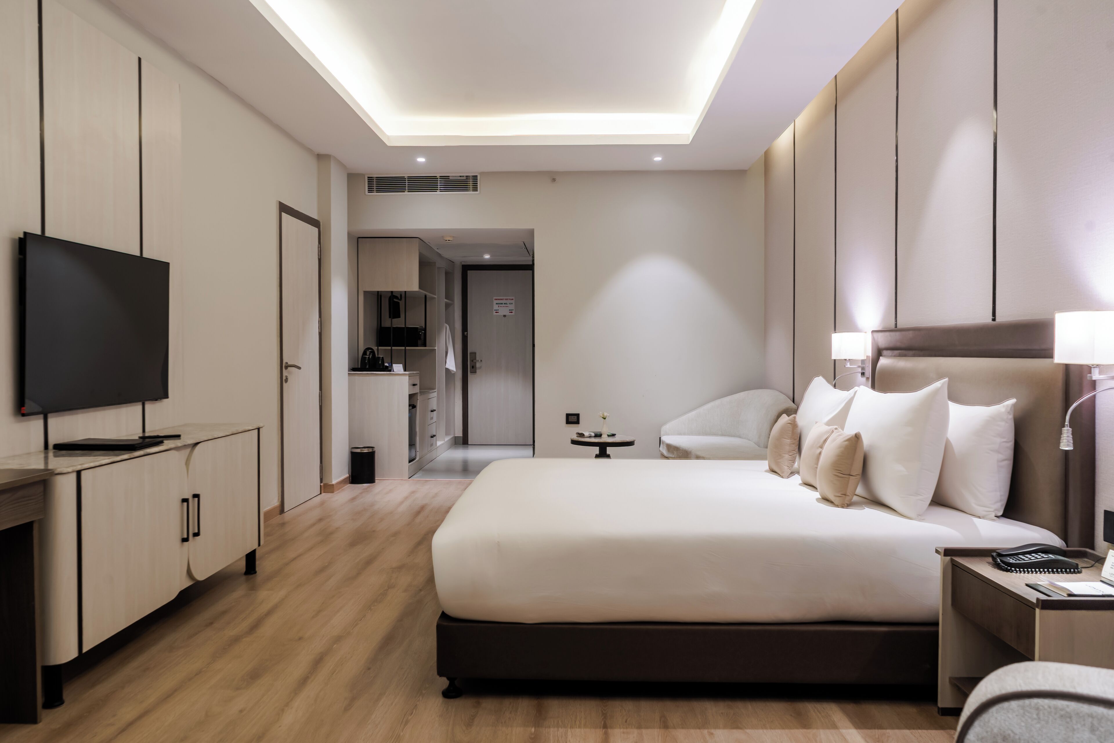 Junior Quadruple Room | Desk, laptop workspace, iron/ironing board, free WiFi