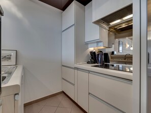 Réfrigérateur, micro-ondes, plaque de cuisson, lave-vaisselle