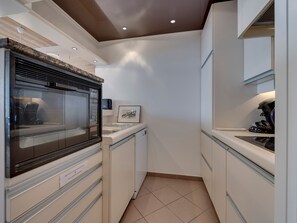 Refrigerador, microondas, parrilla de estufa y lavavajillas 