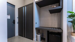 Une cuisine moderne équipée d’un lave-vaisselle encastré, d’une poubelle et d’un petit plan de travail.