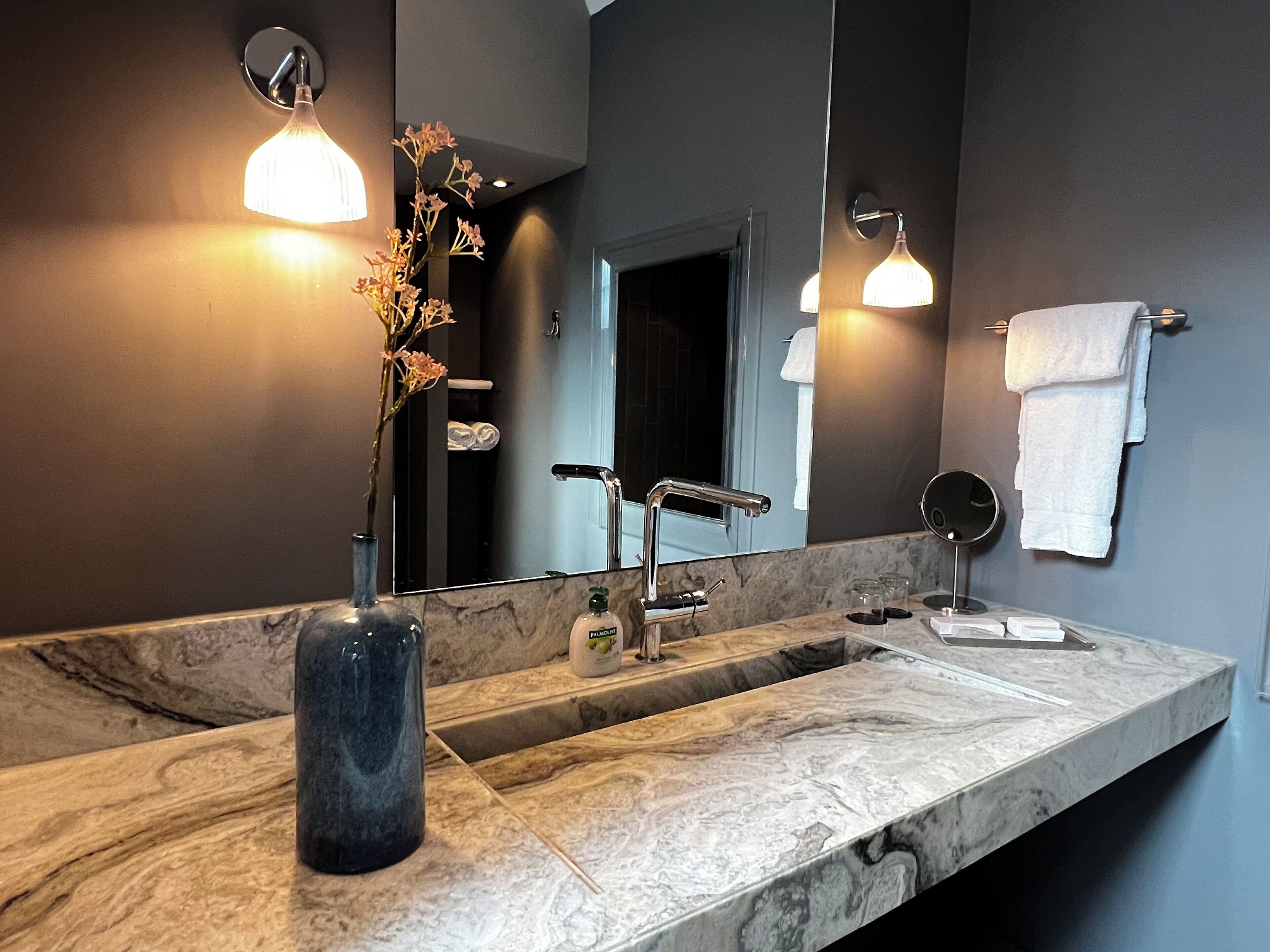 Sèche-cheveux, serviettes fournies