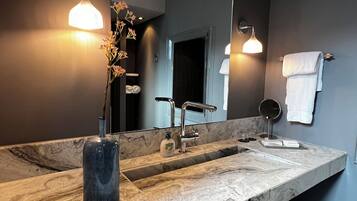 SĂšche-cheveux, serviettes fournies