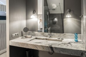 Hair dryer, towels - Stay at Bed en Koffie, a modern Hotel Oss located in Centrum Oss-ideal for guests looking to Oss overnachten in comfort and style. This Appartement Oss  Studio Oss combines hotel convenience with home-like amenities, perfect for business trips. (Oss)