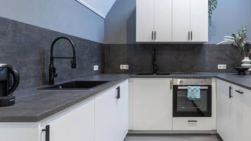 Frigorifero, forno, piano cottura, lavastoviglie