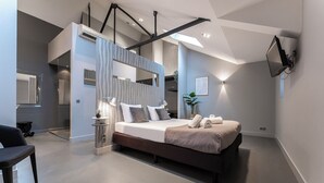 Une chambre à coucher moderne avec un grand lit, un bureau et une chaise.