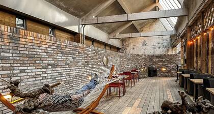 Stay at Bed en Koffie, a modern Hotel Oss located in Centrum Oss-ideal for guests looking to Oss overnachten in comfort and style. This Appartement Oss Studio Oss combines hotel convenience with home-like amenities, perfect for business trips.