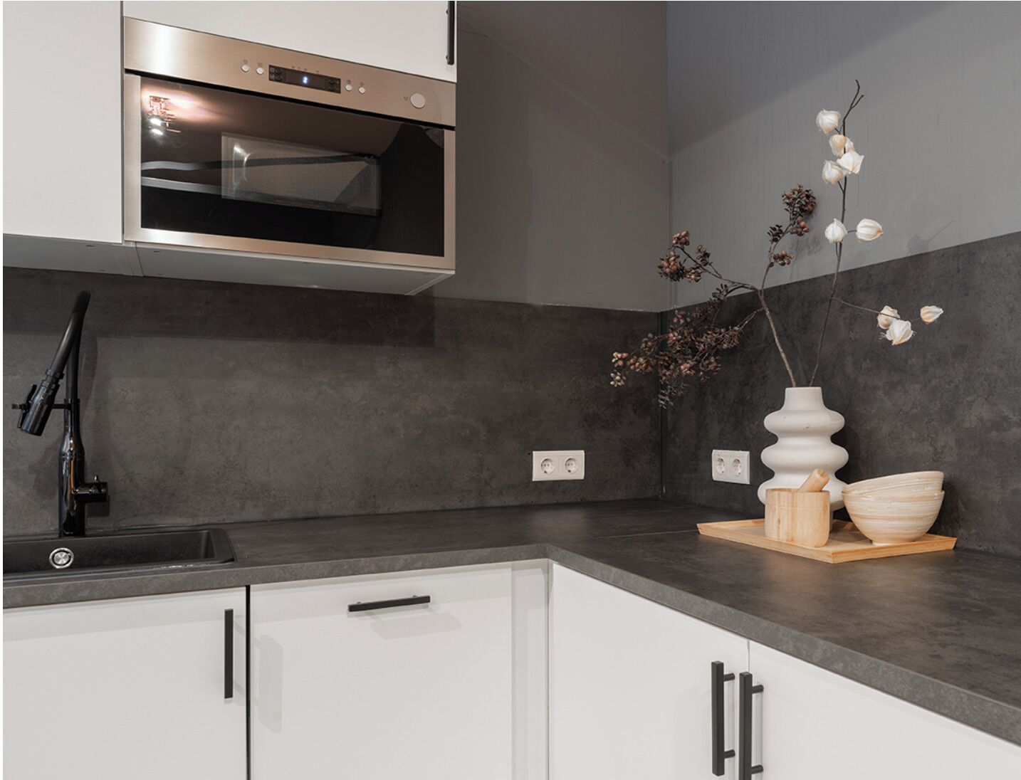 Een koelkast, een oven, een kookplaat, een vaatwasser