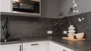 Een koelkast, een oven, een kookplaat, een vaatwasser