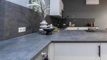 Een koelkast, een oven, een kookplaat, een vaatwasser