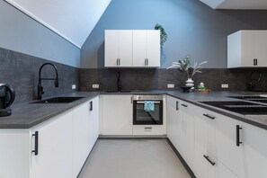 Fridge, oven, stovetop, dishwasher