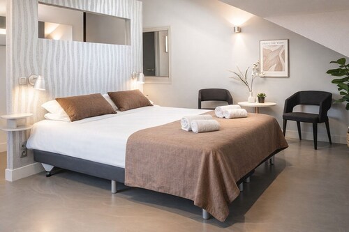 Elegantes Zimmer in der Nähe der Sehenswürdigkeiten von Oss, mit Parkplatz, zuverlässigem WiFi, Fußb