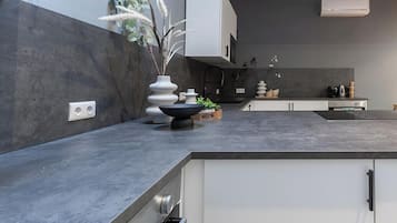 Fridge, oven, stovetop, dishwasher