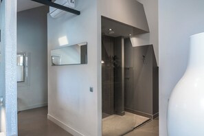 Hair dryer, towels - Just minutes from Hotel Oss and Oss’s cultural highlights, our room offers easy access to the train station, nearby restaurants, and local attractions. Ideal for those looking to stay overnight in Oss in comfort. (Oss)