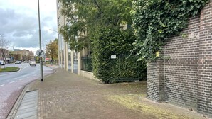 Property grounds - Enjoy an elegant apartment with air conditioning, fast Wi-Fi, heated floors, and convenient parking—just a 5-minute walk from the Jan Cunen Museum. (Oss)