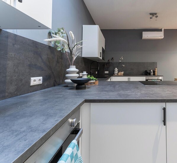 Réfrigérateur, un four, surface de cuisson, lave-vaisselle