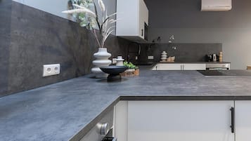 Een koelkast, een oven, een kookplaat, een vaatwasser