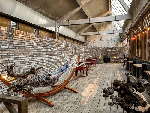 Hôtel moderne et confortable dans le centre d'Oss, à seulement 5 minutes du musée Jan Cunen.