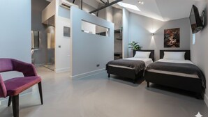 A modern bedroom with two beds, a purple chair, and a large window. - Cozy and stylish room near Oss highlights, with free parking and fast WiFi for a comfortable and convenient stay. (Oss)