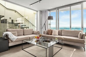 Condo, Beach View | Ruang tamu