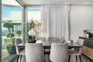 Condo, vue sur la plage | Repas dans la chambre