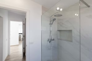 Dusche, Haartrockner, Handtücher