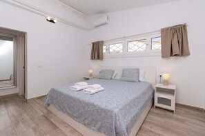 3 slaapkamers, een strijkplank/strijkijzer, wifi, beddengoed