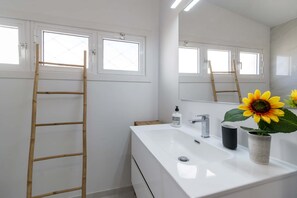 Een douche, een haardroger, handdoeken