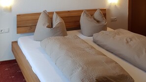 2 bedrooms, travel cot, free WiFi, bed sheets