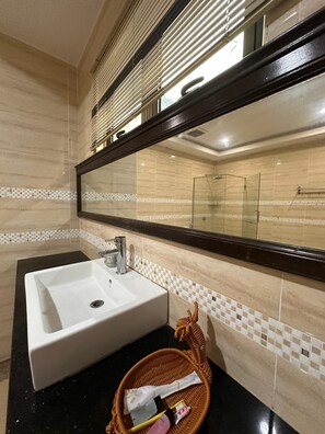 Luksus-studiosuite, byutsikt | Bad | Dusj, hårføner, håndklær og såpe