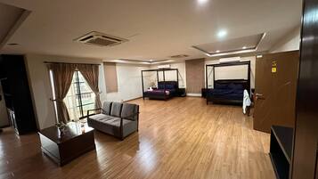 Estudio familiar | Escritorio, tabla de planchar con plancha y wifi gratis