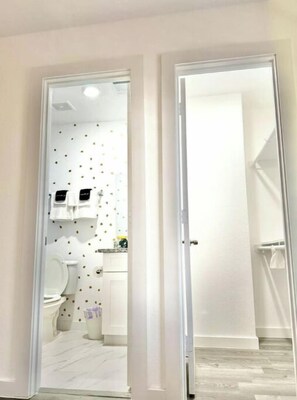 Haartrockner, Handtücher, Seife, Shampoo