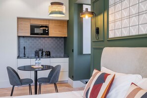 Studio Design, vue fleuve | Cuisine privée | Mini réfrigérateur, micro-ondes, plaque de cuisson, grille-pain