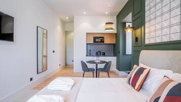 Studio Design, vue fleuve | Décoration personnalisée, ameublement personnalisé, Wi-Fi gratuit
