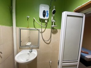 Standard Twin Room | Bathroom | Towels, soap - Hotel O De Anjung (Muadzam Shah)