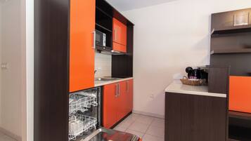Apartment, 2 Bedrooms, Courtyard View | Private kitchen | Electric kettle, toaster