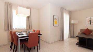 Apartment, 2 Bedrooms, Courtyard View | In-room dining